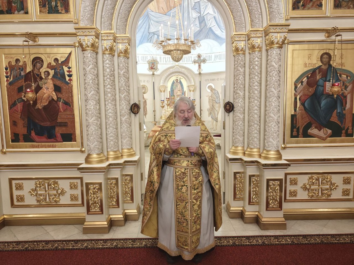 Отец Александр читает обращение Святейшего Патриарха Московского и Всея Руси Кирилла в связи с проведением благотворительной акции «День милосердия и сострадания ко всем во узах темничных находящимся» 