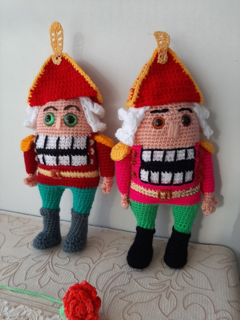 Щелкунчики вязаные крючком