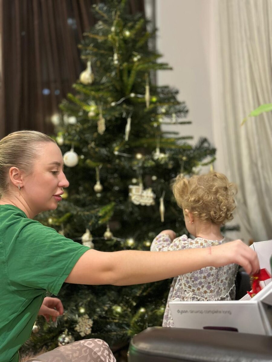 Красный бантик достаем… Фотоиллюстрации из семейного архива автора.