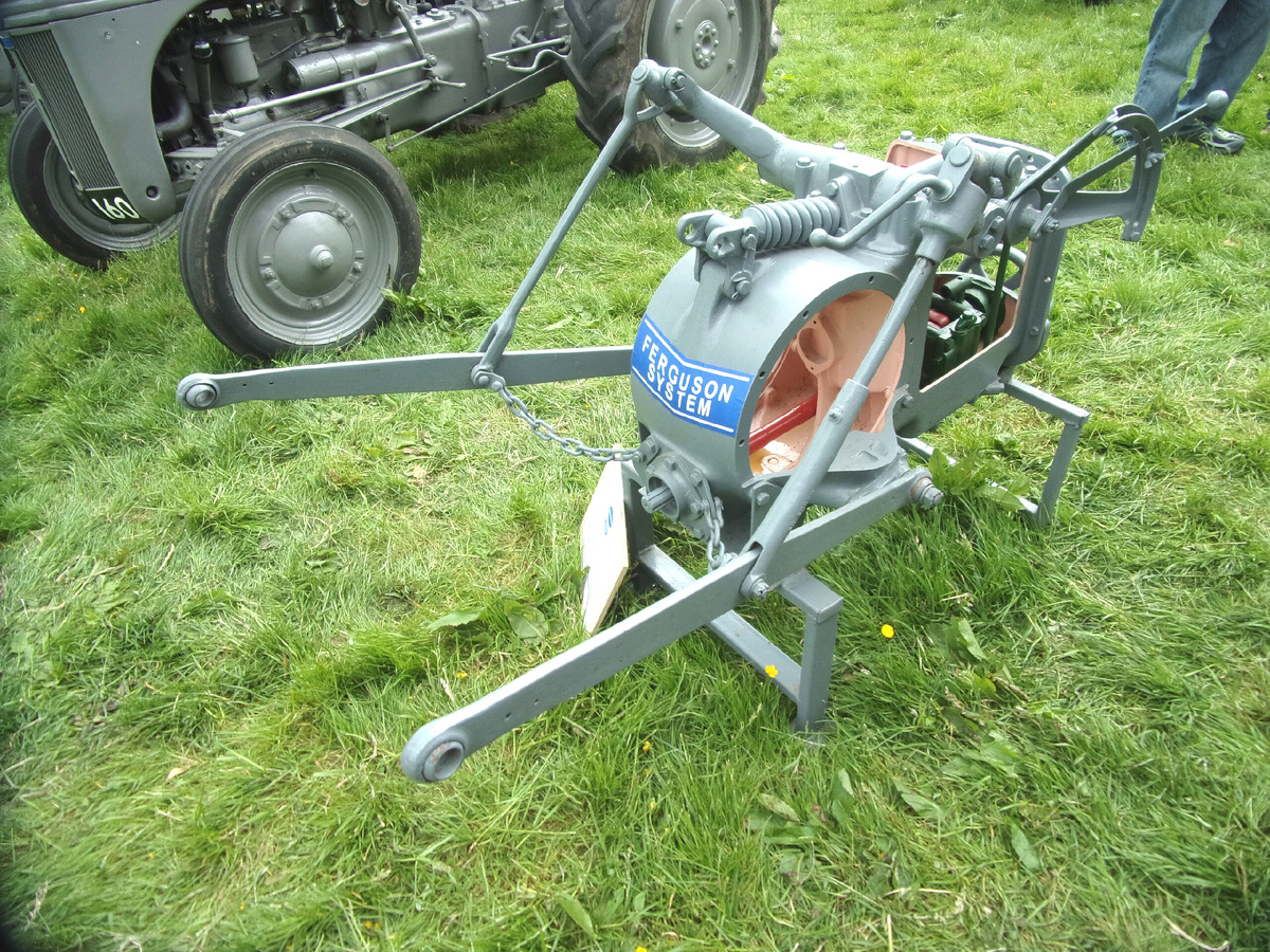 Трехточечной навески трактора - Ferguson System