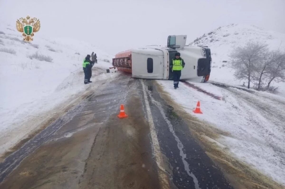    Бензовоз с топливом опрокинулся на проезжей части в Бурятии