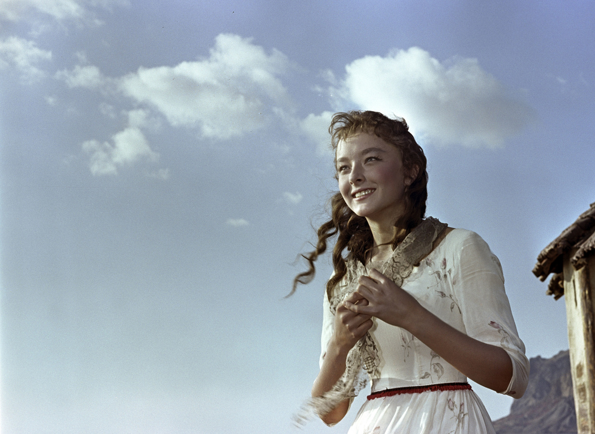    В кино Вертинская дебютировала в 15 лет. Её первой ролью стала Ассоль из ленты «Алые паруса» по повести Александра Грина. Интересно, что режиссёр не сразу одобрил кандидатуру Вертинской, поскольку юная артистка носила короткую стрижку и в целом внешне не походила на романтическую героиню / РИА Новости