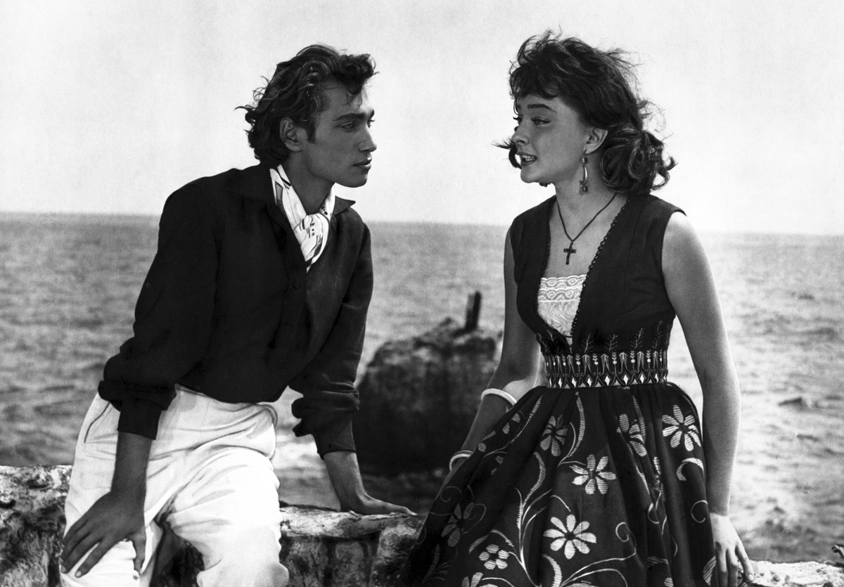    Сразу после «Алых парусов», которые моментально прославили юную Вертинскую, ей предложили сыграть Гуттиэре в картине «Человек-амфибия». Актриса отказалась от дублёрши, профессиональной спортсменки, и ради этой роли научилась плавать и нырять / globallookpress.com