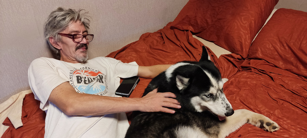 Джекилл пришёл к папе Жене за порцией почесушек. Фото из архива автора. 