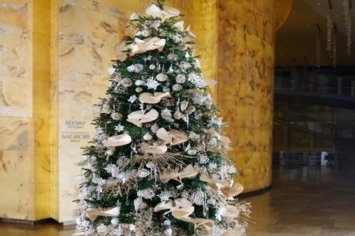    А на ветках – ракушки: необычная елка порадует гостей приморской Мариинки