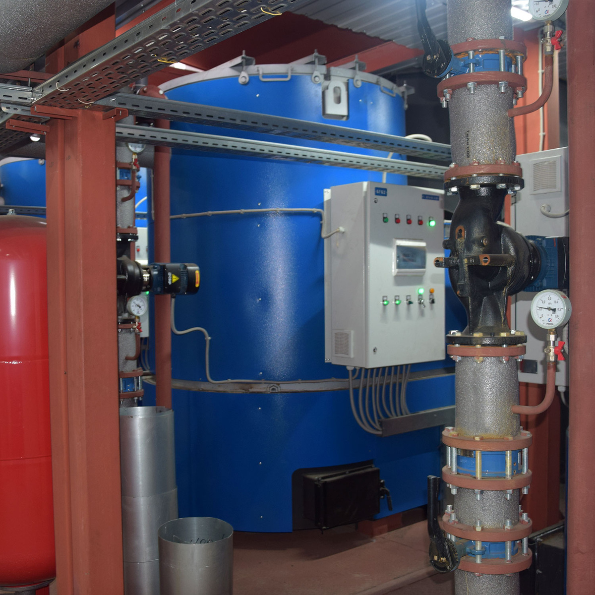 фото с сайта https://prometey54.ru/info/articles/tverdotoplivnye-kotly/vodogreynaya-kotelnaya-rabota-moshchnost-i-preimushchestva/