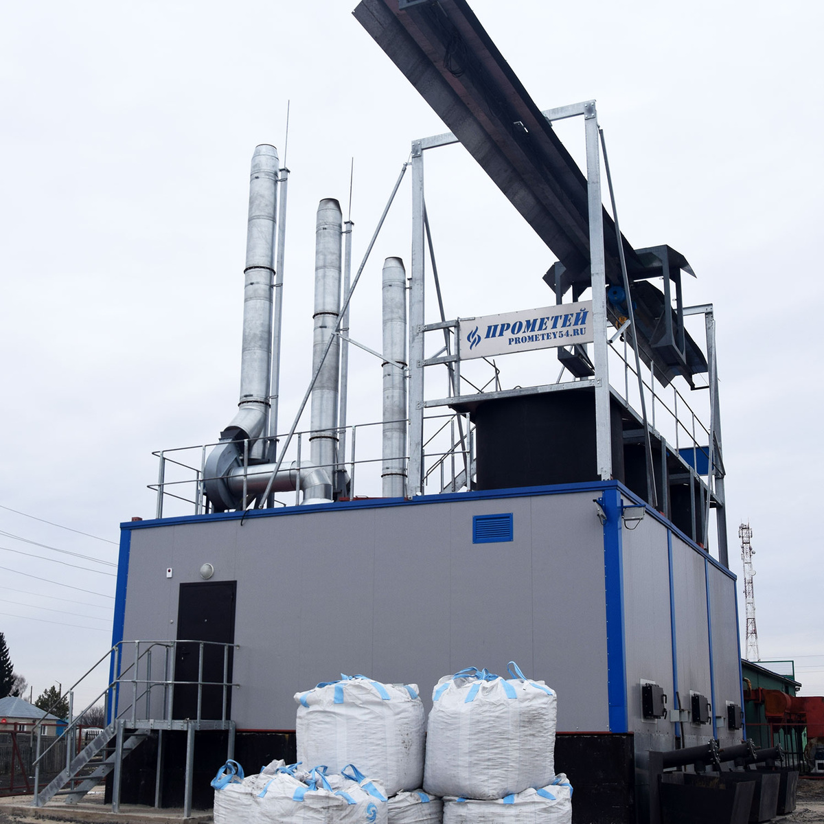 фото с сайта https://prometey54.ru/info/articles/tverdotoplivnye-kotly/vodogreynaya-kotelnaya-rabota-moshchnost-i-preimushchestva/