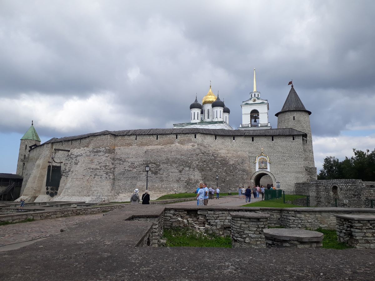 Вид на Псковский кремль из Довмонтова города.