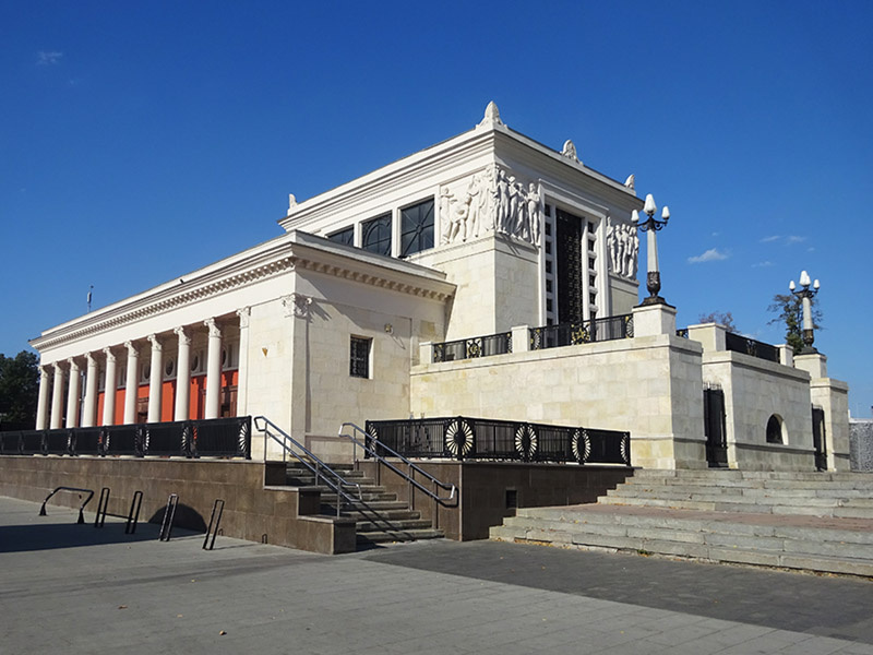 выход на Ленинградский проспект и к стадиону «Динамо» (архитектор Д.Н.Чечулин)