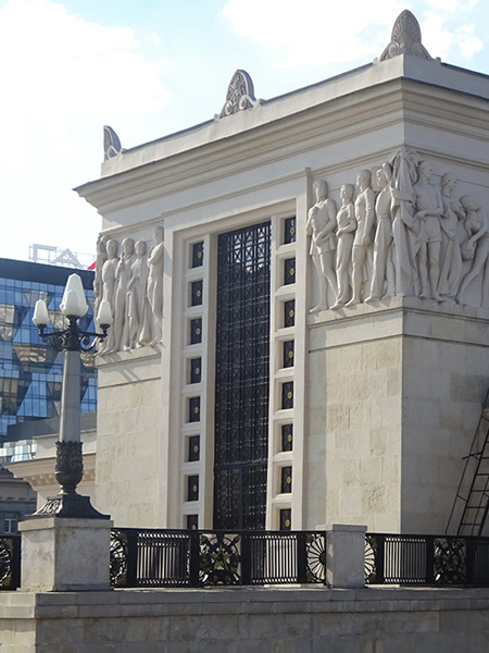 скульптурный фриз на спортивные темы  (скульптор Елена Янсон-Манизер)