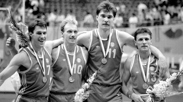    Шарунас Марчюленис, Римас Куртинайтис, Арвидас Сабонис и Вальдемарас Хомичюс после победы на Олимпиаде-1988 в Сеуле.Федор Алексеев архив «СЭ»