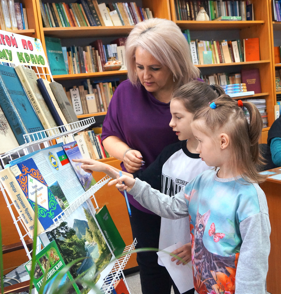 Финалисты конкурса «Читатель года - 2024» отвечают на вопросы викторины на станции «Краеведческая». Фото Ларисы ТАМАЕВОЙ.