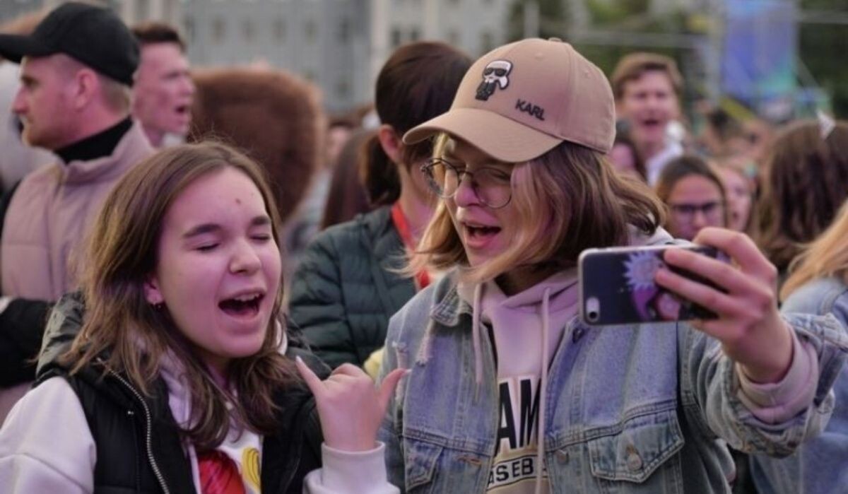     Молодые люди. Источник: omskregion.info Автор фото: Сергей Мельников