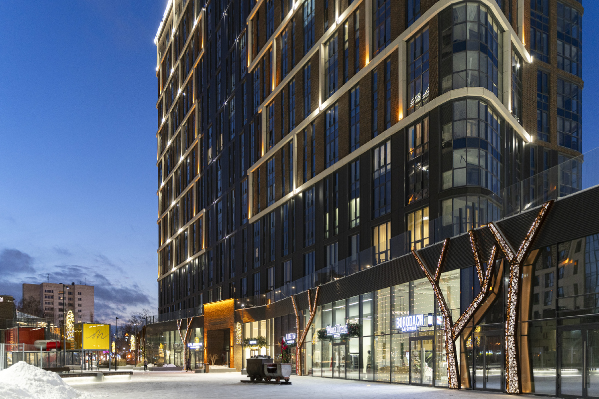 В вечернее время пешеходный бульвар на территории АК Машаров буквально сияет