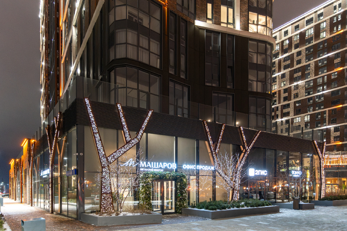 Украшенные входные группы коммерческих помещений создают на бульваре новогоднее настроение