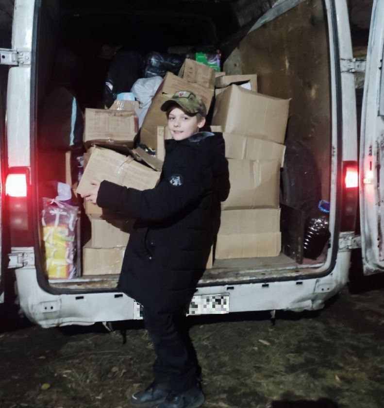 Женя помогает разгружать гуманитарную помощь