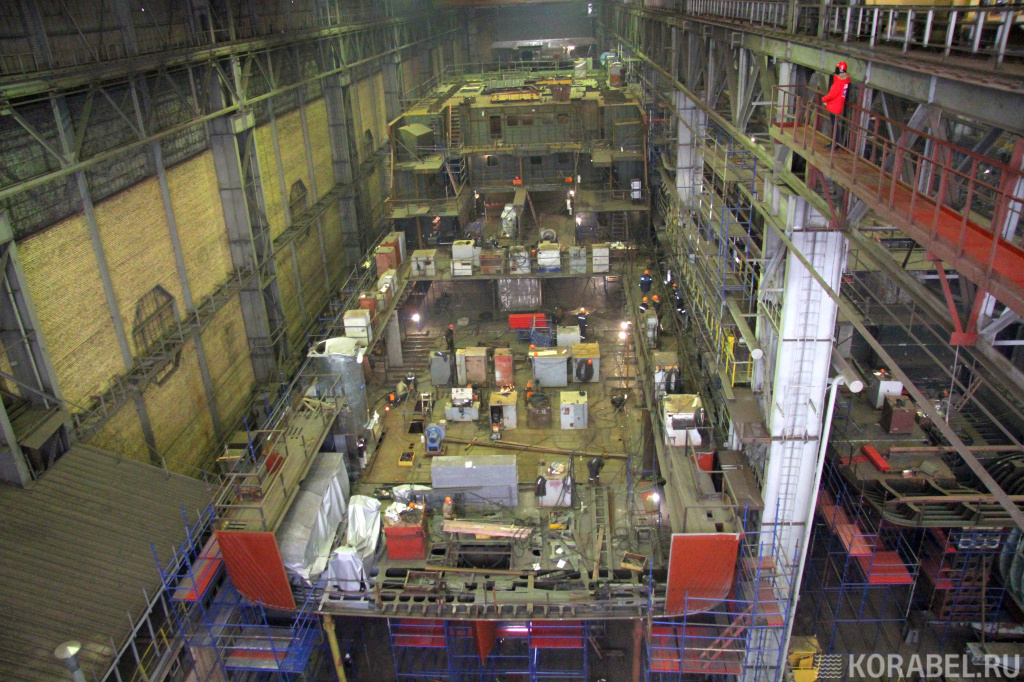 По бокам судна можно наблюдать строительные леса. ВООД как раз работает с "Северной верфью" / Фото: Корабел.ру  📷
