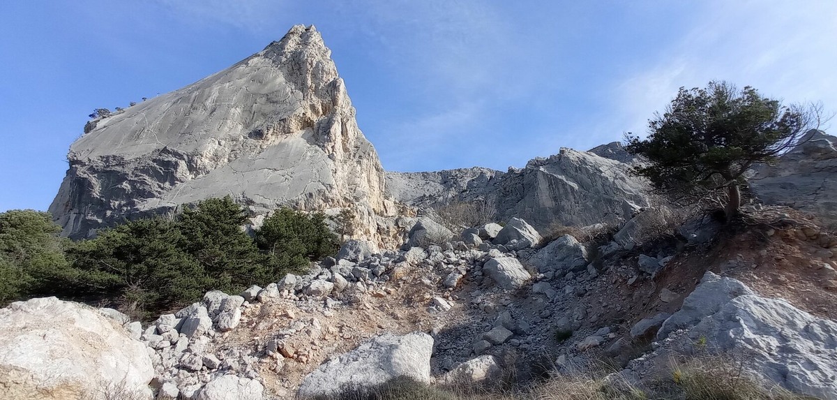 Скалу Парус обходить слеваСхема альпинистского маршрута на Челеби Яурн Бели "Дырка (Свадебный)", 2А.