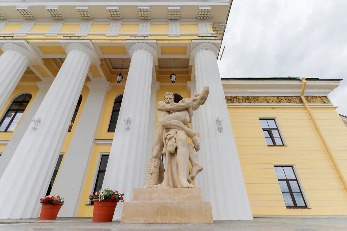 Скульптура у фасада