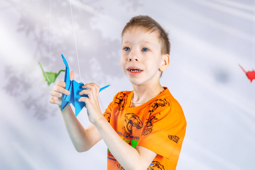 
Он рос слабеньким, часто болел. Мог есть только протертую пищу, а более плотная еда вызывала рвоту. Врачи никак не могли поставить точный диагноз и объяснить проблемы со здоровьем. В 2020 году Лидия с сыном получили направление в Научно-исследовательский клинический институт педиатрии им. Ю.Е.Вельтищева, где и выяснилось, что у мальчика «синдром Вильямса».