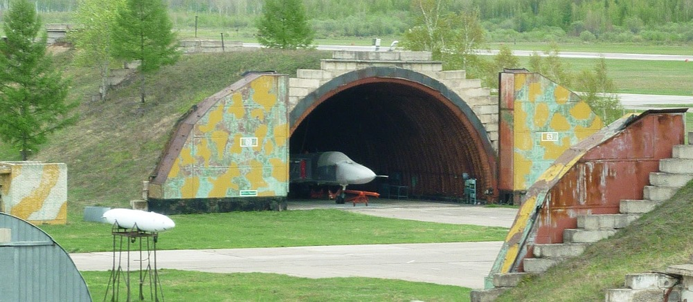 Укрытия для самолетов на аэродромах.