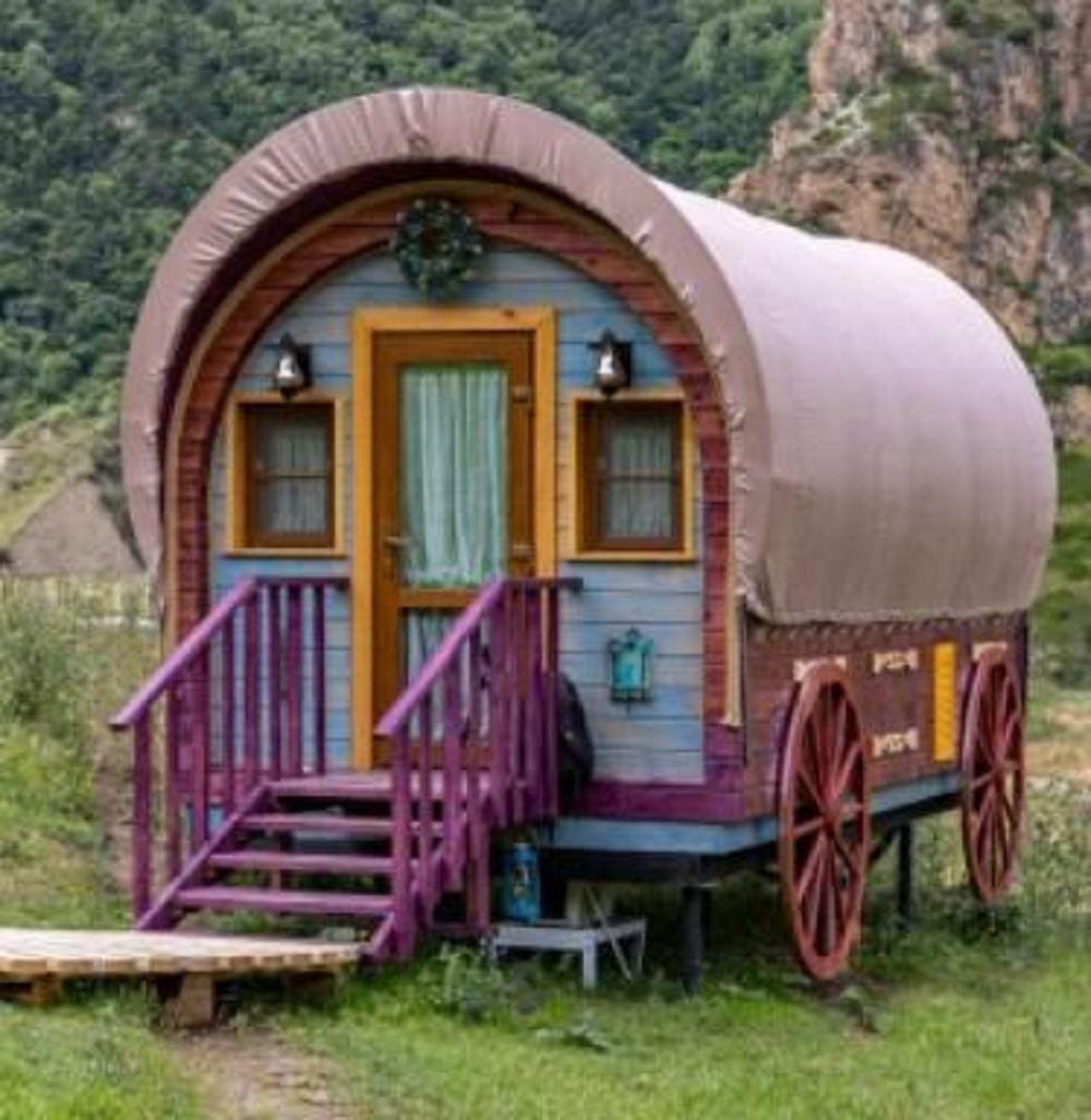 Дилижанс "Лавандовое настроение" — двухместный домик на колёсах