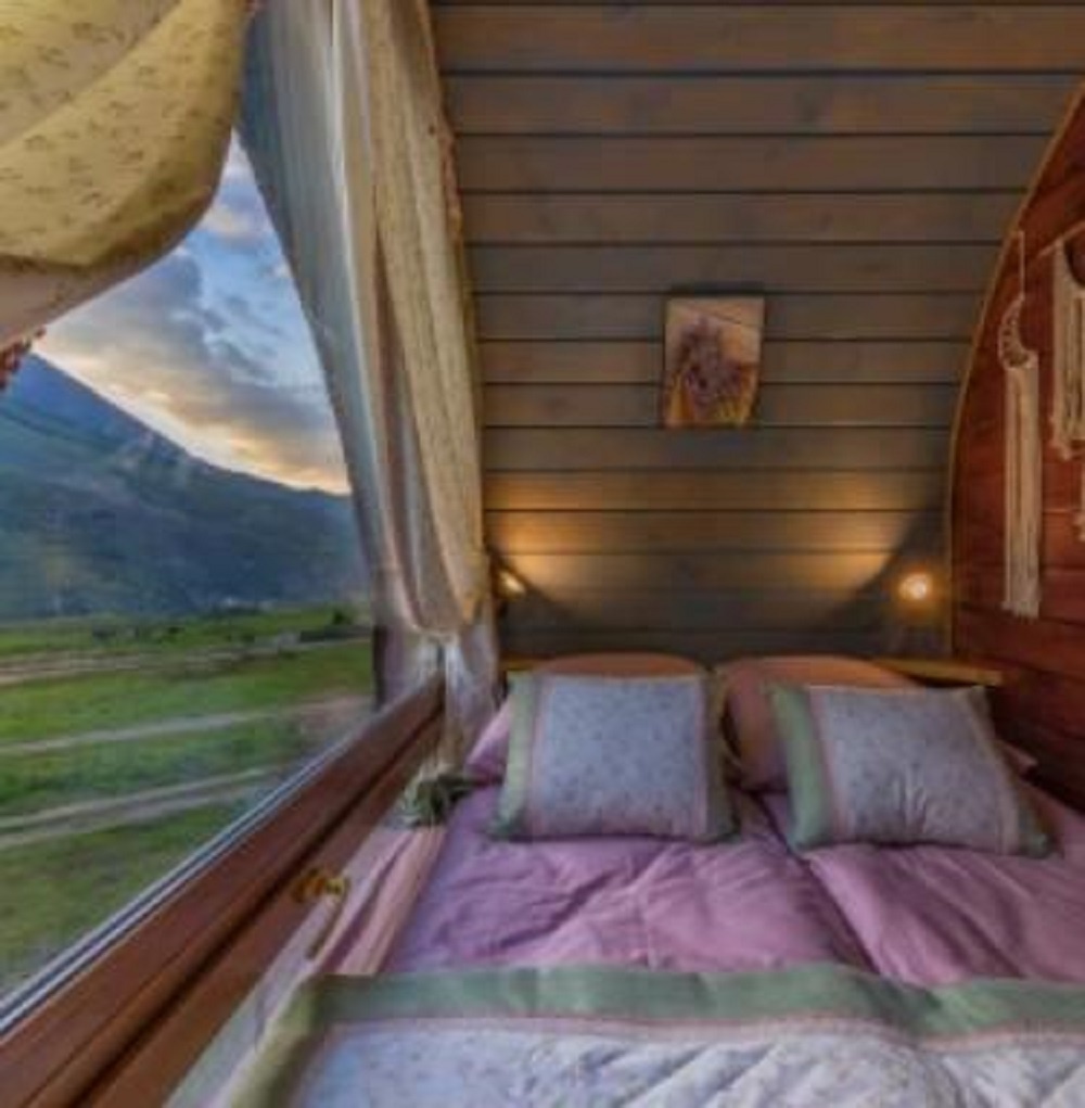 Двуспальная кровать с ортопедическим матрасом