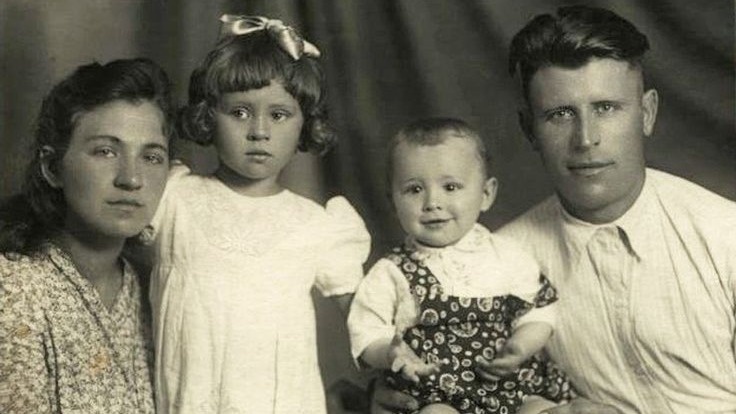 Валентина Толкунова с родителями и братом Сергеем