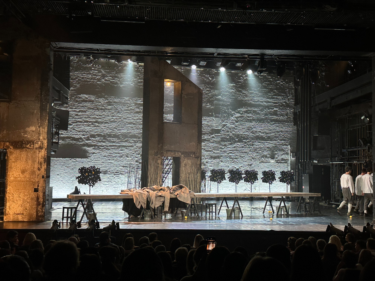 Поцелуй. Конармия. Сценография