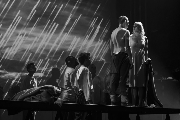 Сцена из спектакля, фото с официального сайта театра на Таганке.