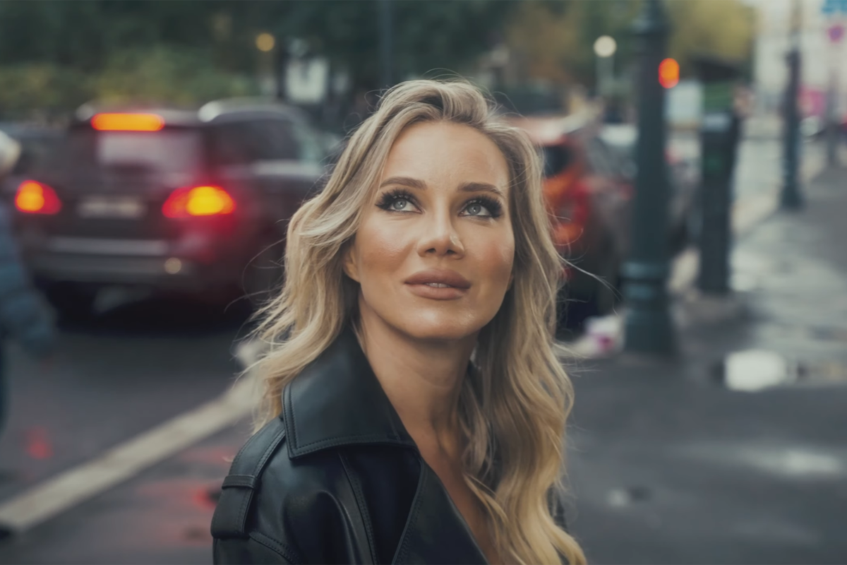 Модель и ведущая Светлана Савицкая ©Кадр видео: savamusic1883/YouTube  📷