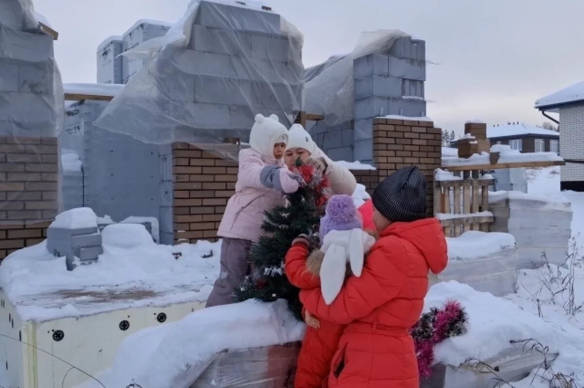    На вопрос о том, когда начнётся стройка, подрядчик отвечал, что рабочие заняты на других объектах, сетовал на депортацию части сотрудников, жаловался на отсутствие материалов.