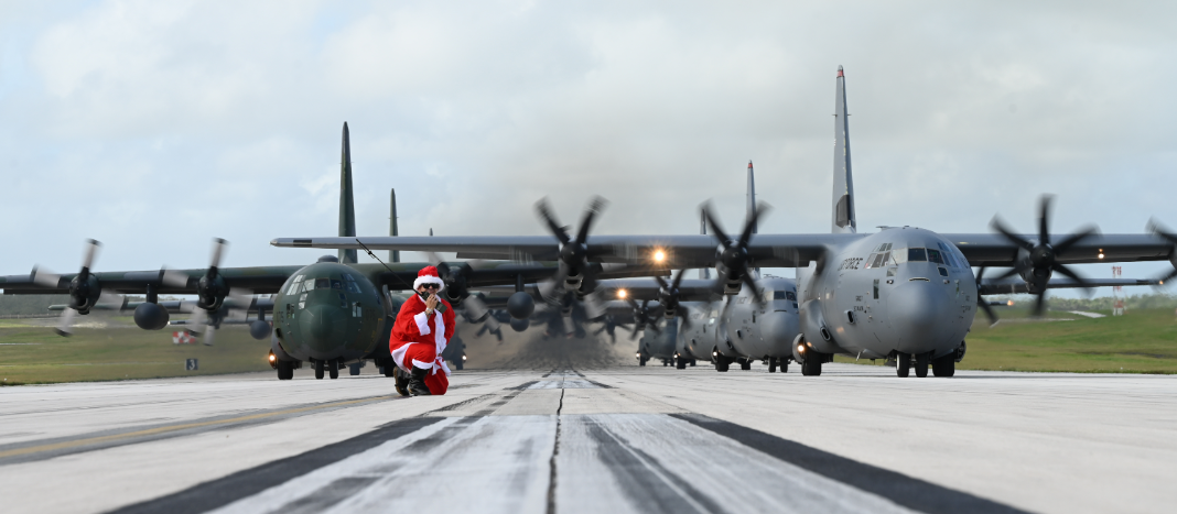 Санта-Клаус позирует перед многонациональной группой самолетов во время операции «Рождественский сброс 2024» на авиабазе Андерсен, Гуам, 14 декабря 2024 года. Фото: ВВС США