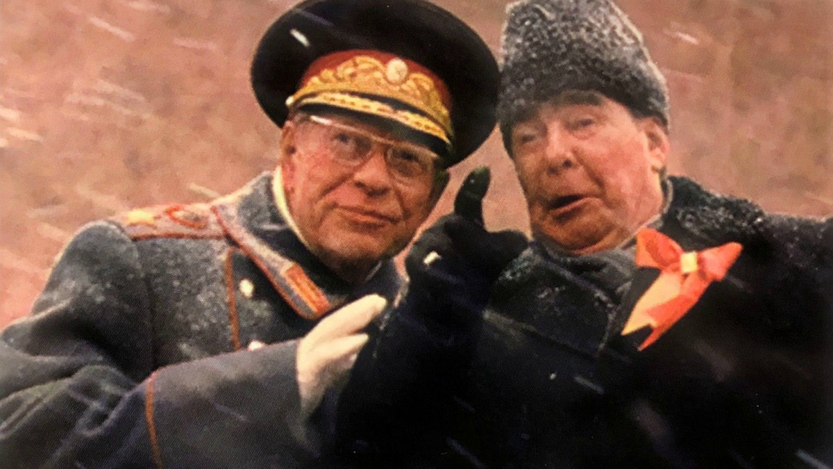 Д. Ф. Устинов и Генеральный секретарь ЦК КПСС Л. И. Брежнев на трибуне мавзолея. 1979