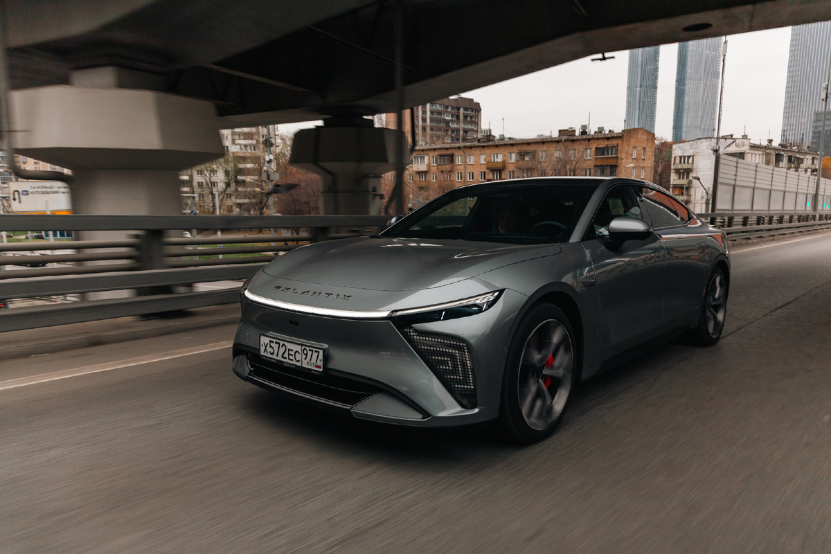 В Китае большие ISD-дисплеи в переднем бампере выполняют роль не только дневных ходовых огней, но и эдаких элементов дизайна, с помощью которых можно общаться с окружающим миром и выражать свои эмоции – дисплеи формирую различные рисунки, смайлики и т.д. – в Китае это не запрещено. У нас же - дремучий лес. Но в Exlantix надеятся, что смайлики у нас все же будут, но тогда, когда машина не двигается