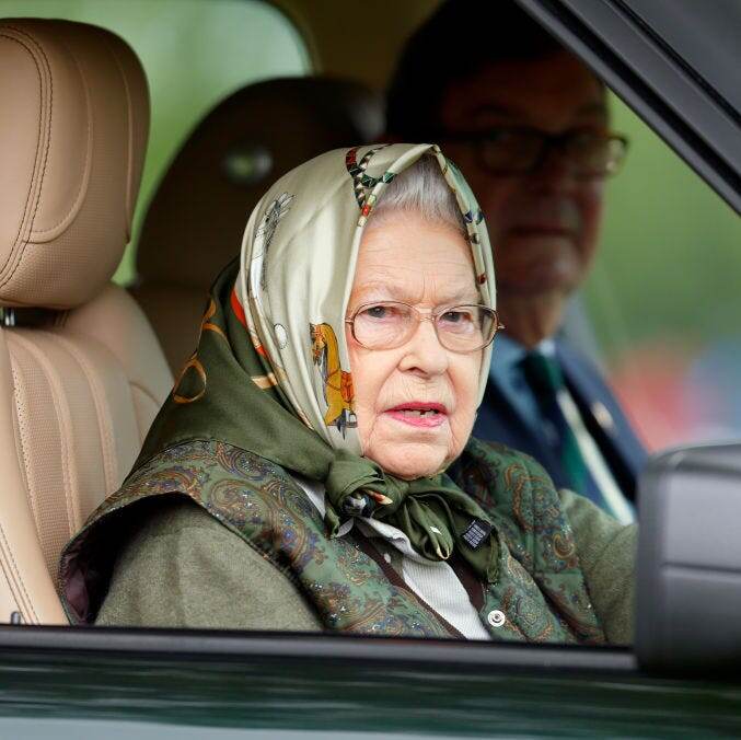 Королева Елизавета в платке и очках едет на своем Range Rover на Виндзорскую конную выставку