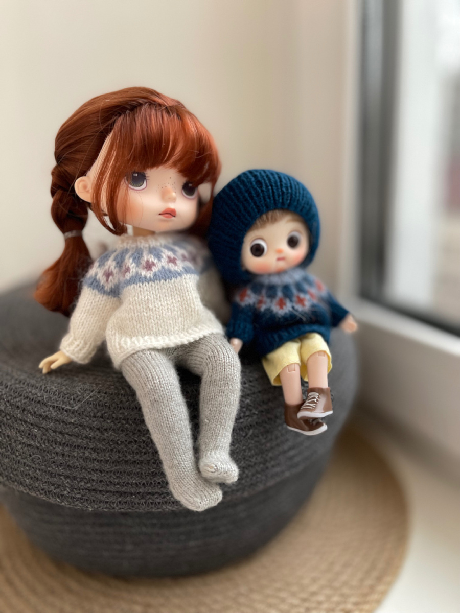 Самый первый свитерок связался для Ксюши.