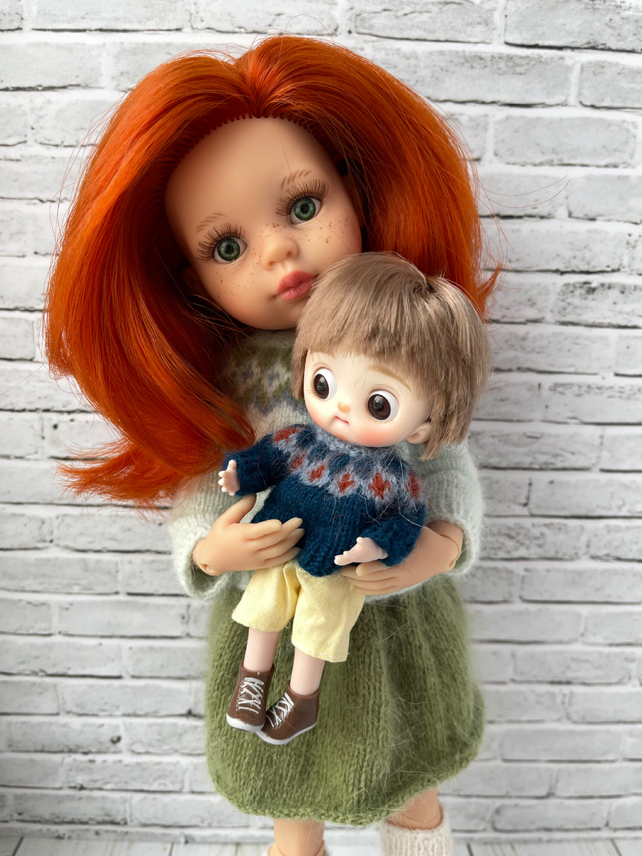 Ванечка и Аврора в одинаковых свитерках