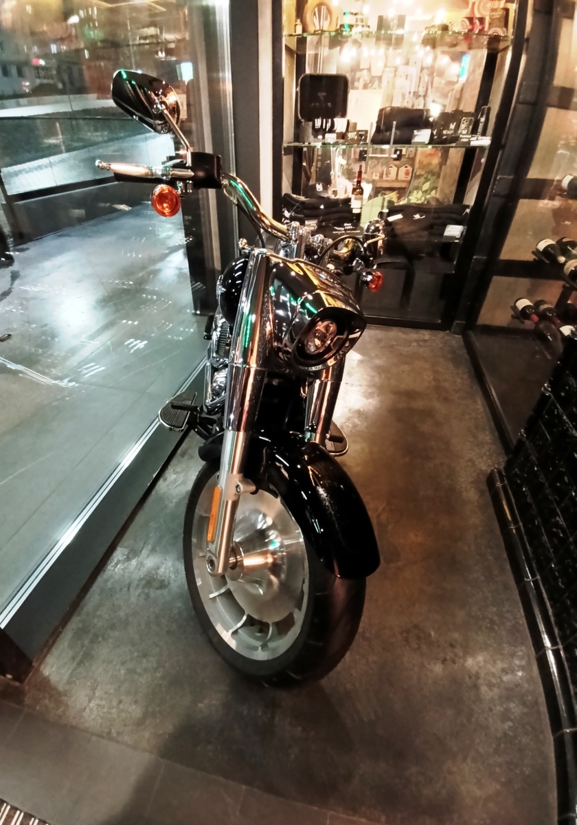 Harley Davidson на входе в ресторан "Ваще огонь"