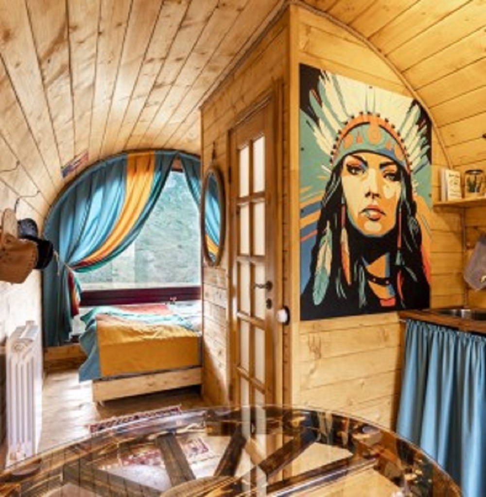 Каждый уголок домика пропитан духом приключений и свободы