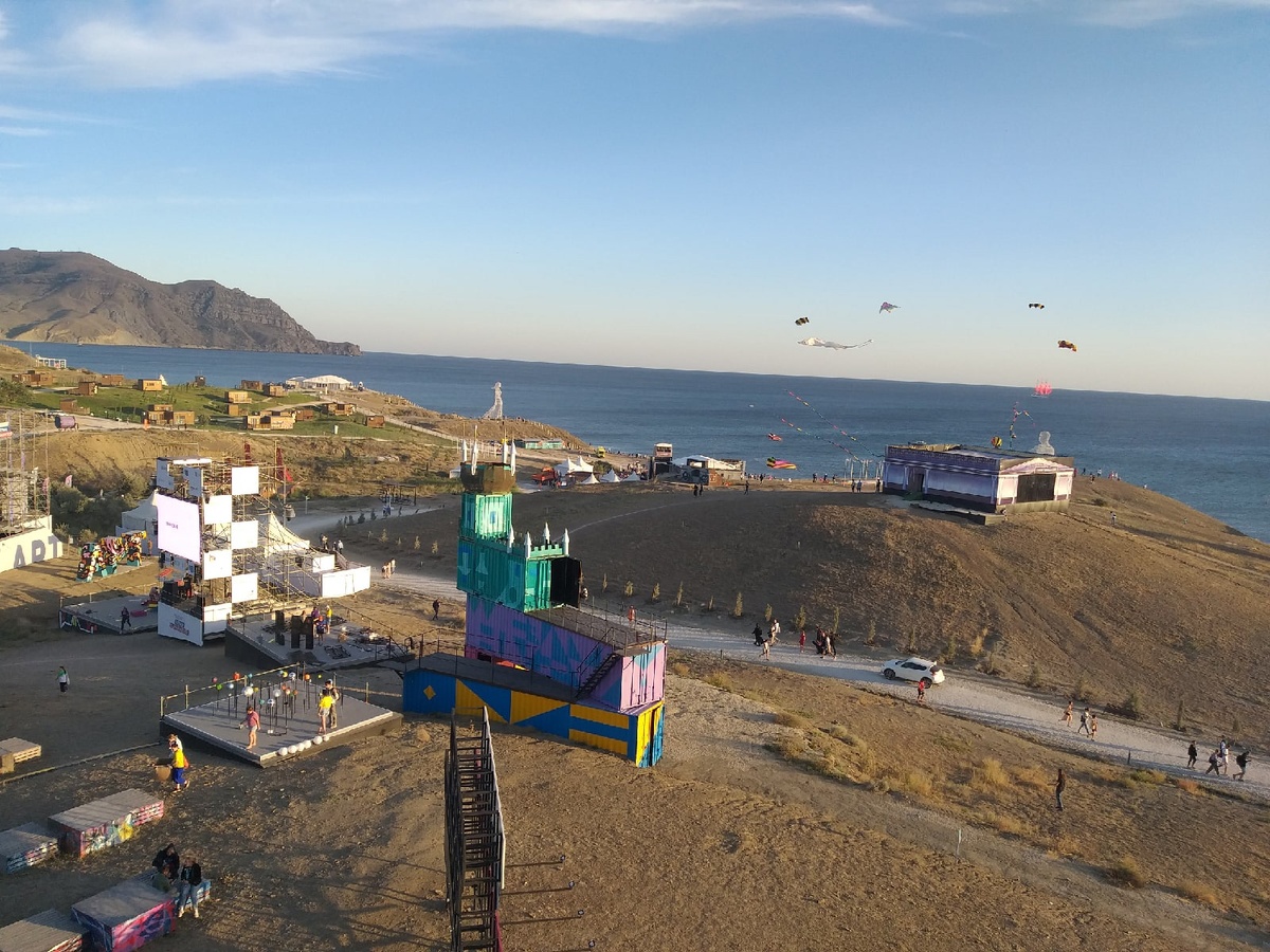 Бухта Кастель и АРТ "Таврида". Фото из интернета.