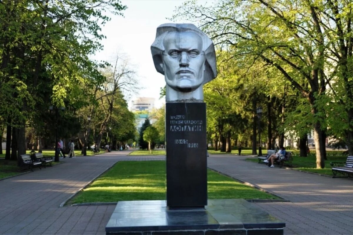    В Ставрополе стоит памятник Герману Лопатину, который стал прототипом для писателя.