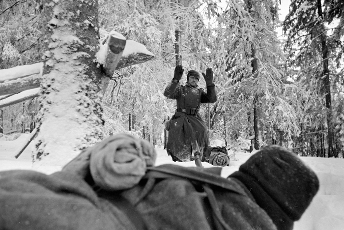 Немец сдается в плен