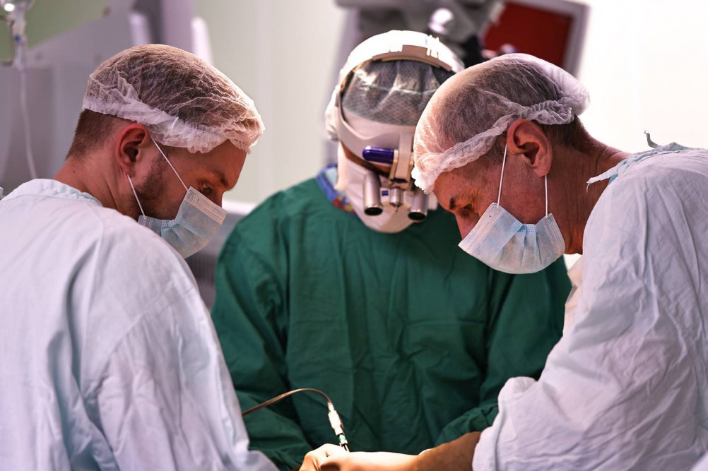     Красноярские хирурги восстановили пациентке нижнюю челюсть, взяв часть кости с ноги женщины