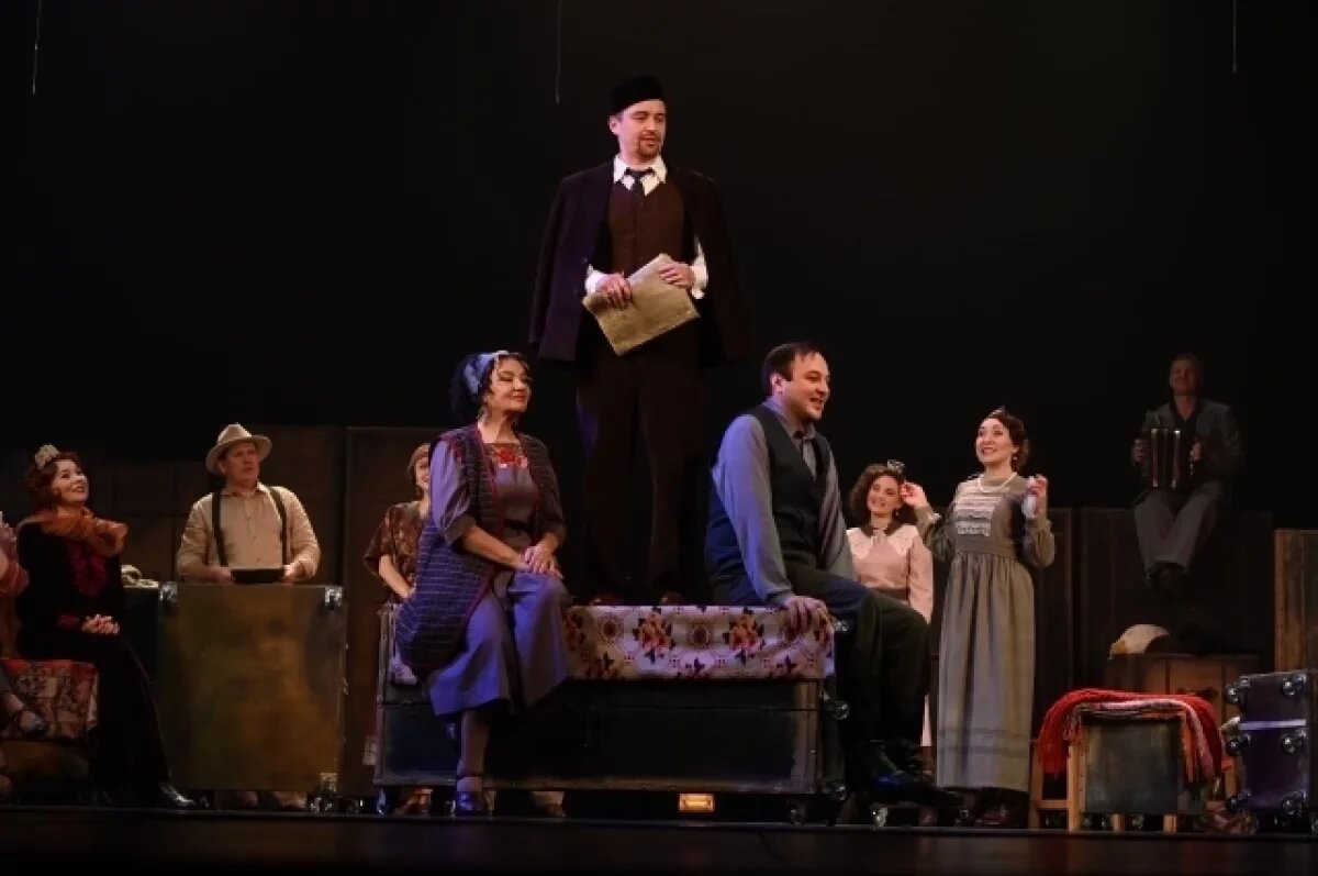    Тинчурин (в центре) не говорит артистам, что а Ташкенте ждут только его самого и его жену Захиду.