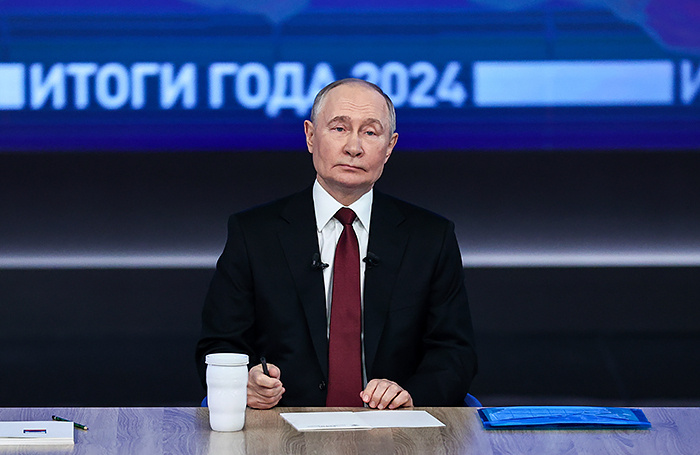    Президент России Владимир Путин во время программы «Итоги года» в Гостином дворе. В 2024 году прямая линия с гражданами и большая ежегодная пресс-конференция с журналистами проходят в совмещенном формате.Михаил Терещенко/ТАСС