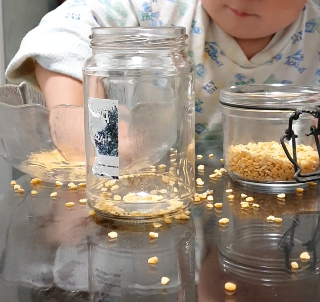 В ход шли все подручные средства. Здесь - пересыпание из одной емкости в другую. Учим понятия: маленький - большой, высокий - низкий. 