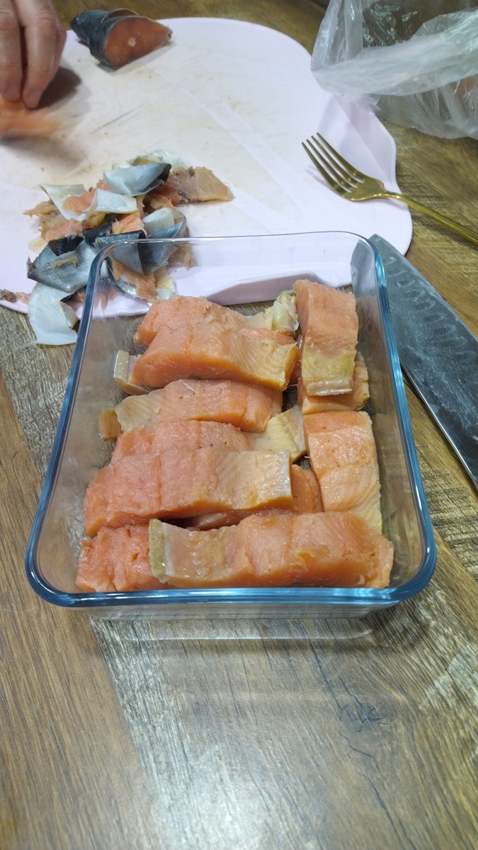 Обычно чистим солёную рыбку на филе и заливаем маслом, очень вкусно получается. 