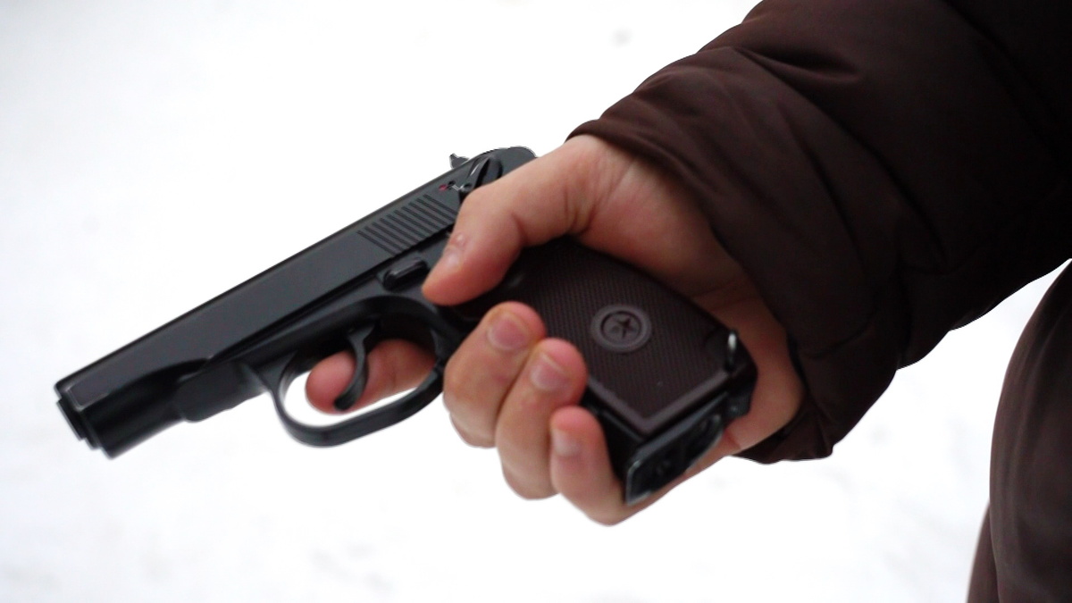    В Сургуте неизвестные из пневматики выстрелили в машину