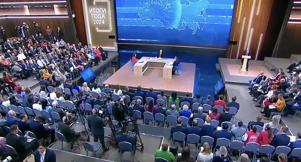    Стоп-кадр прямой линии с Владимиром Путиным